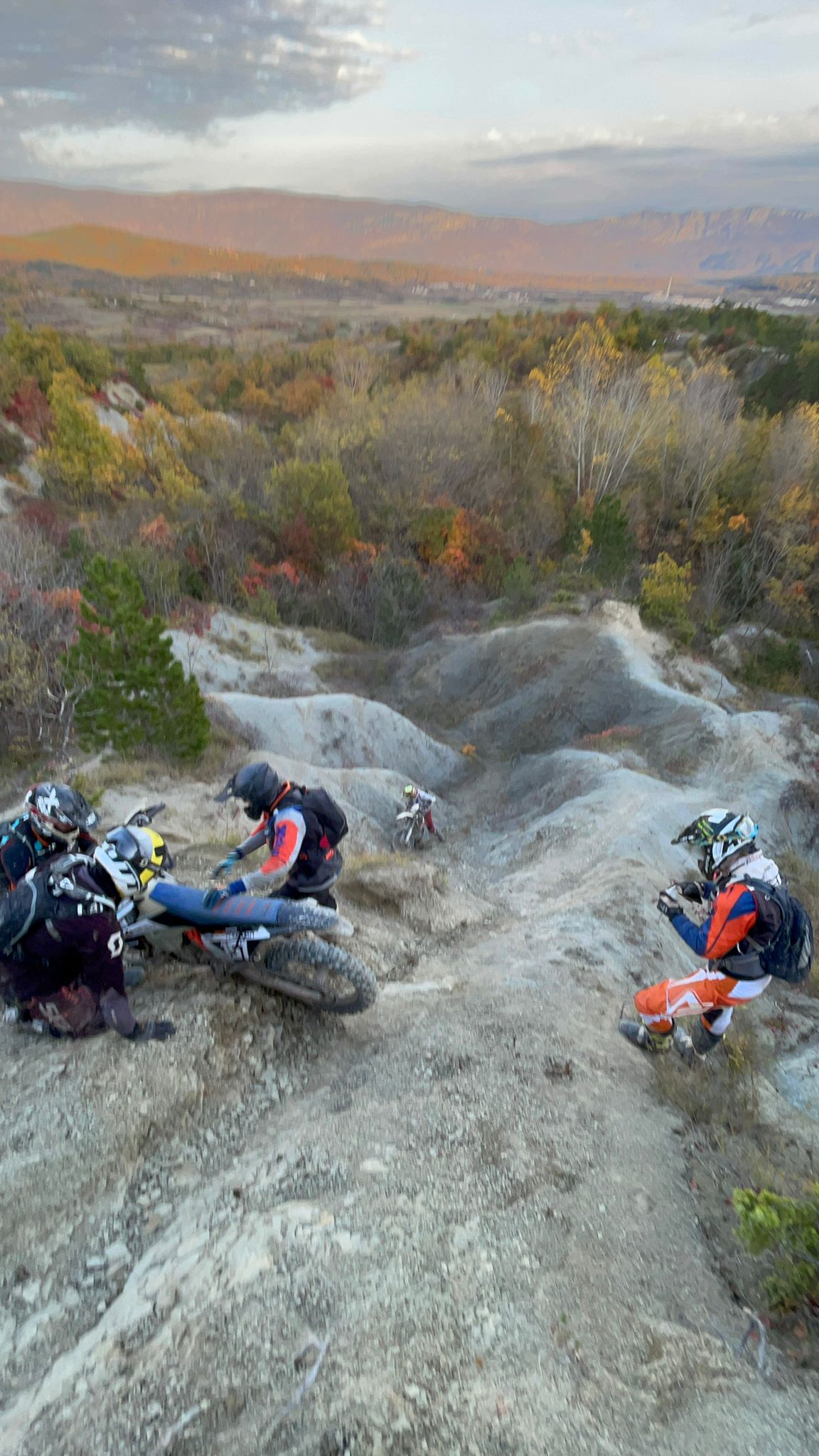 Dirt Bike mit Staubwolke im Gelände